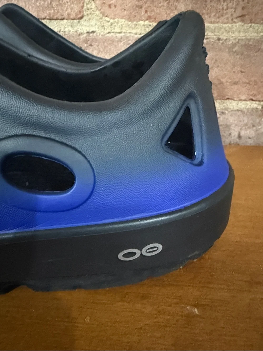 OOFOS OOcandoo Sandals in black/blue ombré size M11/W13 unisex hook & loop strap